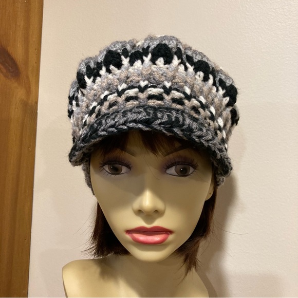 Fun, snappy, chic, handknit, Boho hippie style, newsboy, cap. Multi black, gray. - Picture 7 of 8